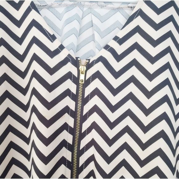 Tacera chevron zip up top size small - Picture 3 of 5
